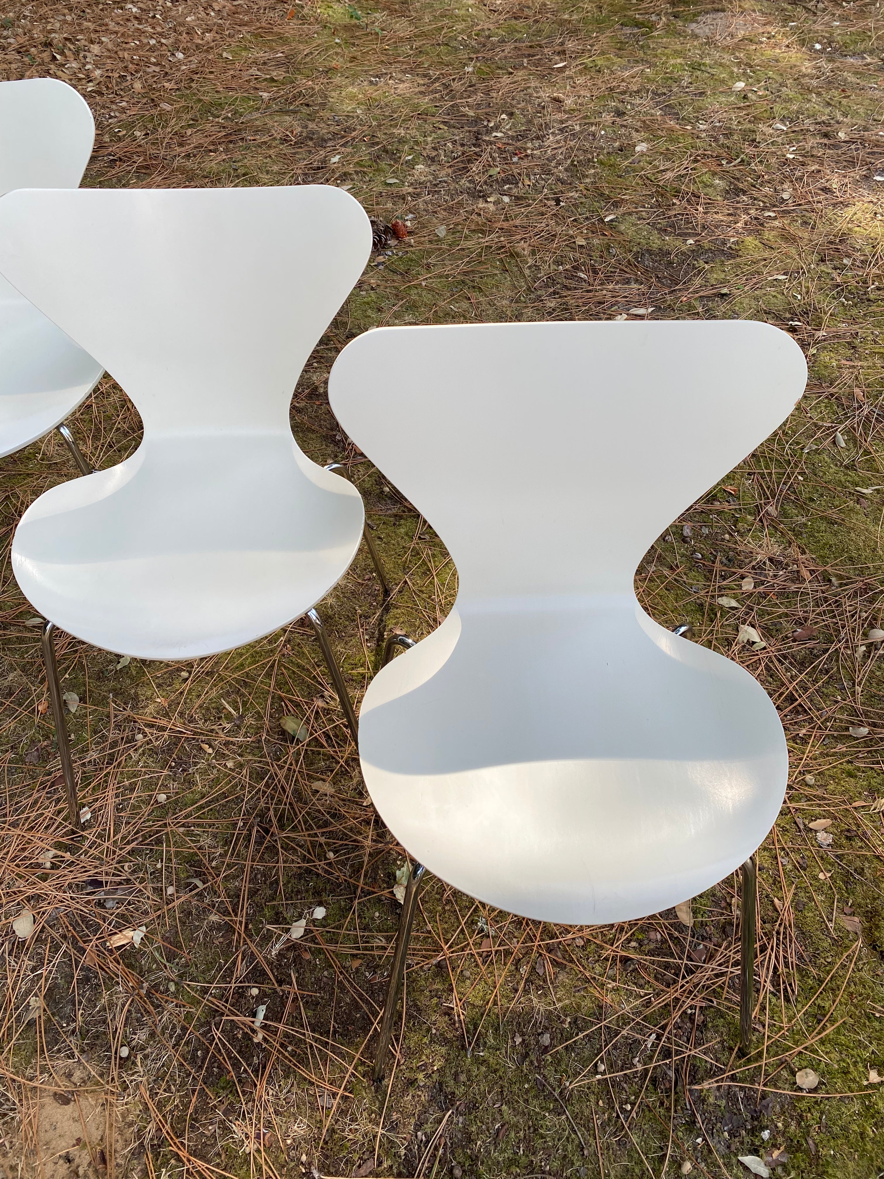 8 chaises « Série 7 » du designer Arne Jacobsen