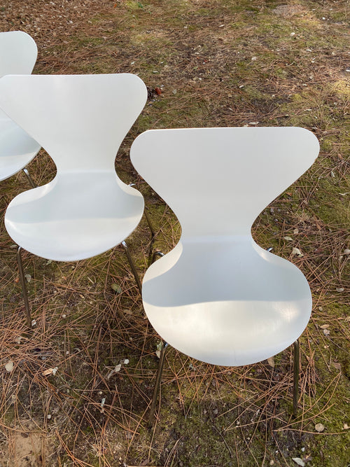 8 chaises « Série 7 » du designer Arne Jacobsen